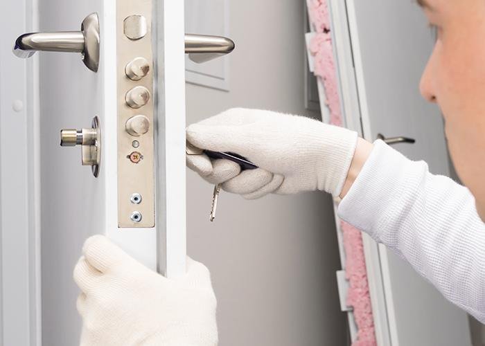 Pose d'une serrure multipoints sur porte blindée